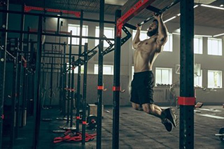 Kakšno fitnes opremo je treba vključiti v celotno telovadnico?