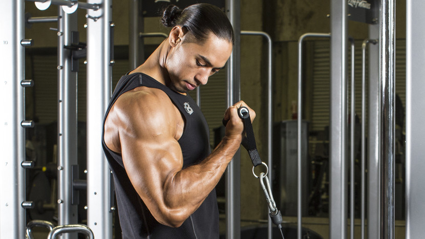 Kako uporabiti bicept Curl stroj za učinkovit trening rok
