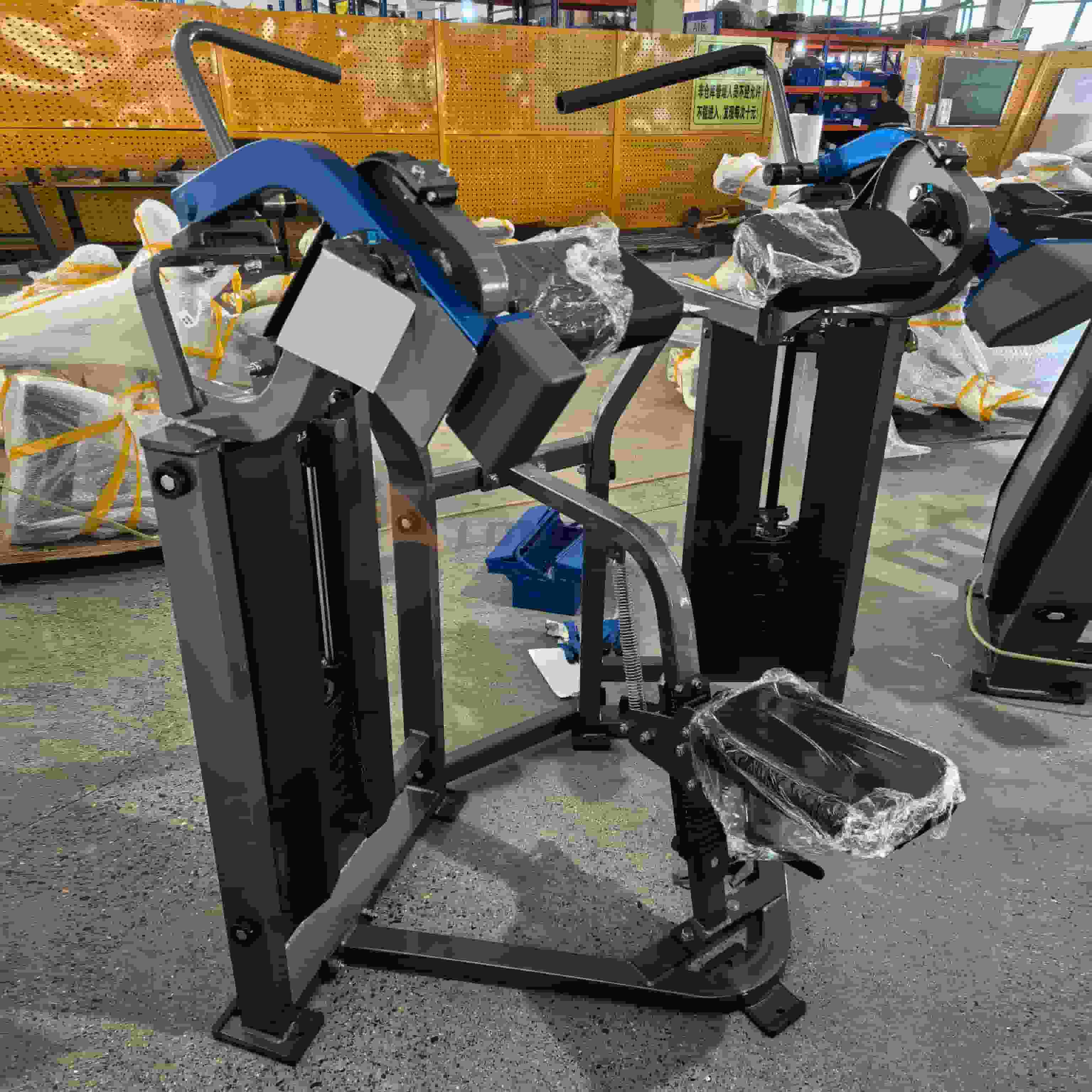 Naprava za zvijanje bicepsov v telovadnici